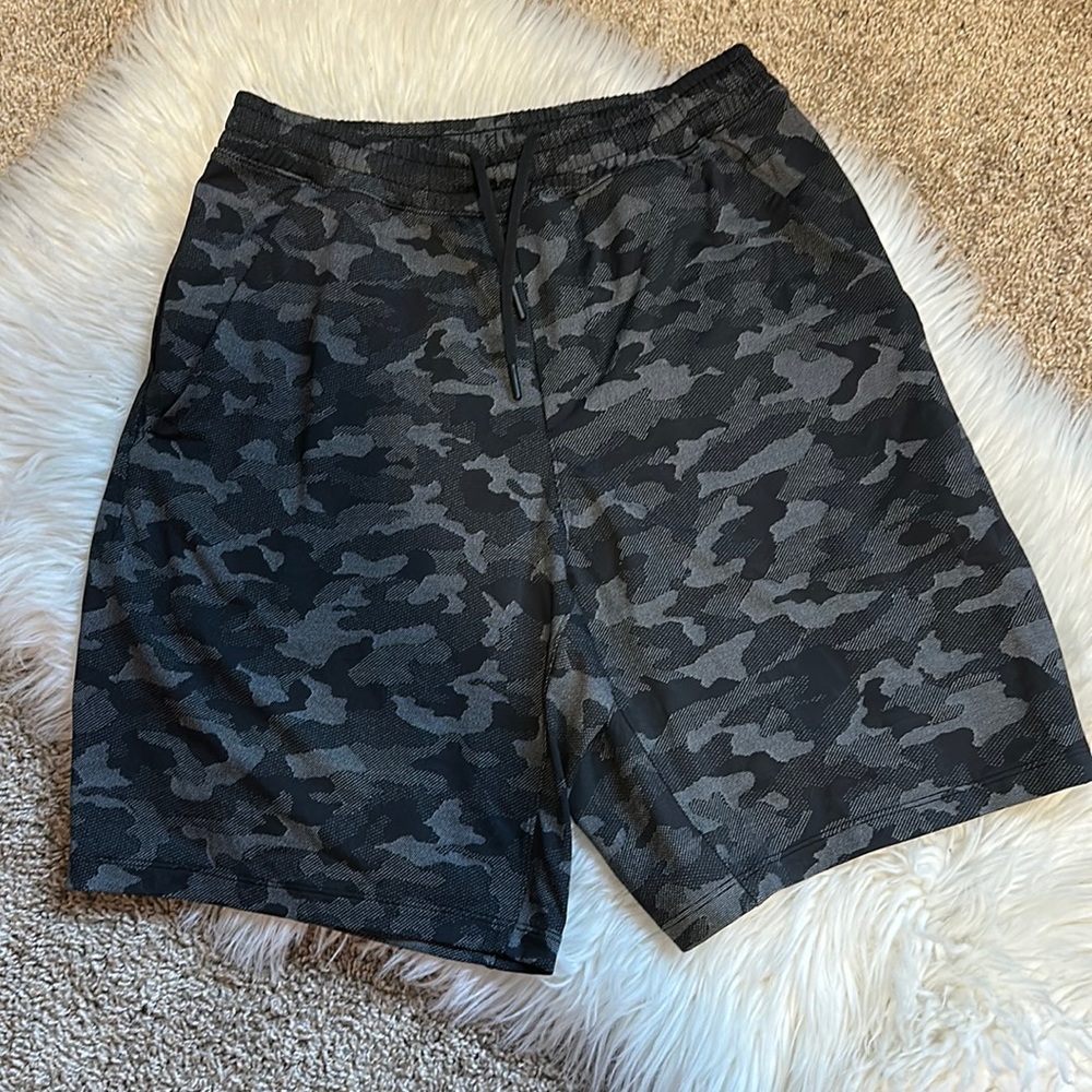 Men’s Lululemon Surge Lined Shorts 6” - small